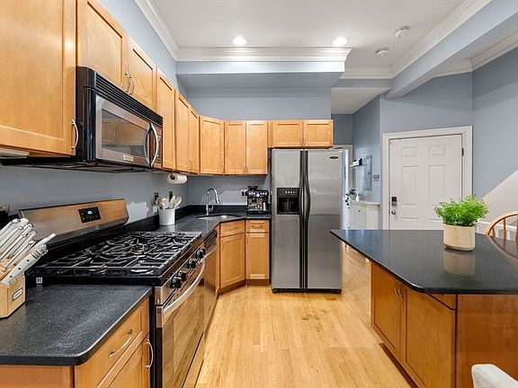 3rd image of 691 E 8th St #1