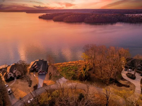 551 Wilson Lake Dr, Muscle Shoals, AL 35661