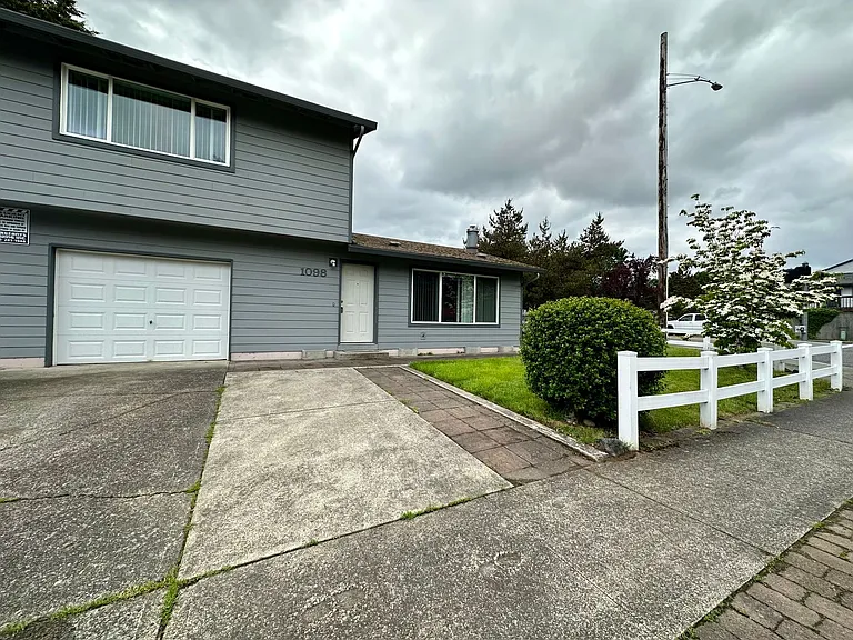 1098 SW Hensley Rd — Photo 1