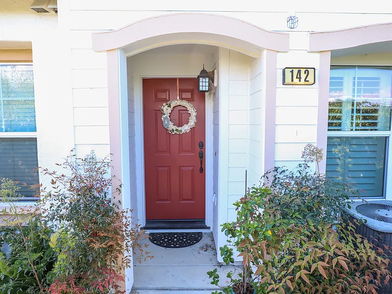 770 Harbor Cliff Way #142 — Photo 3