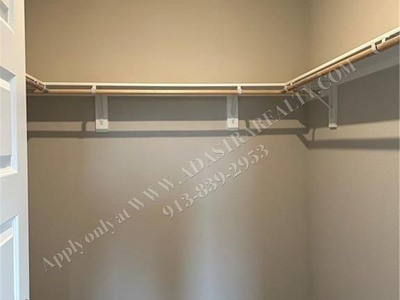 5th image of 450 Parkhill Dr
