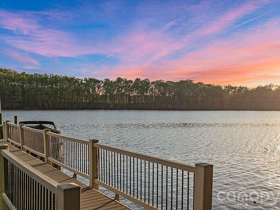 2nd image of 901 Sunset Pointe Dr