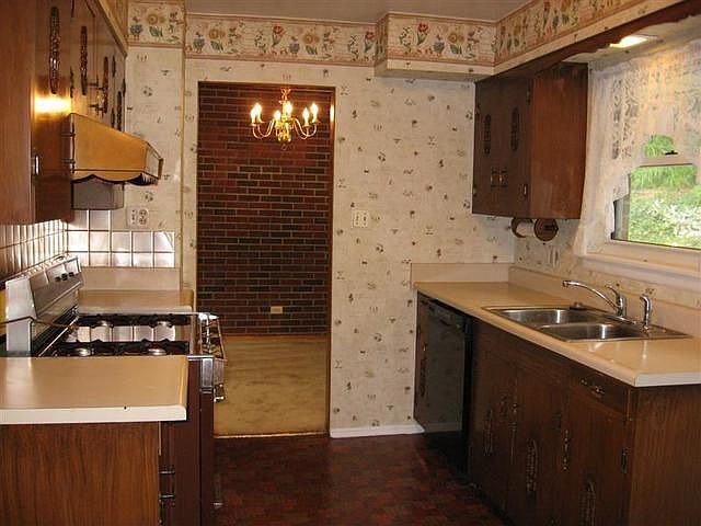2nd image of 330 Valley Dr