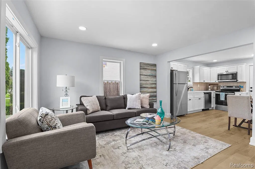 2 bed, 1.0 bath, 910 sqft, $1,600 — Photo 4