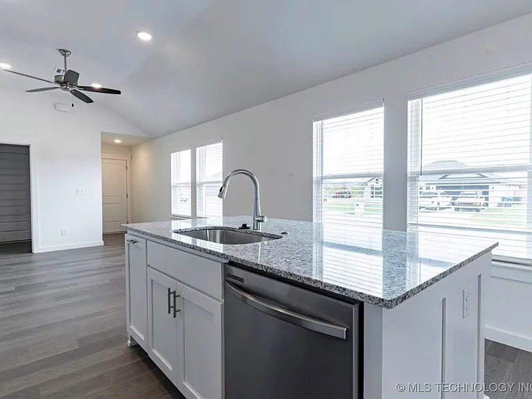 15116 E 38th Pl S — Photo 6