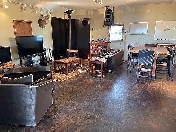 560 SF mancave, 10' ceiling