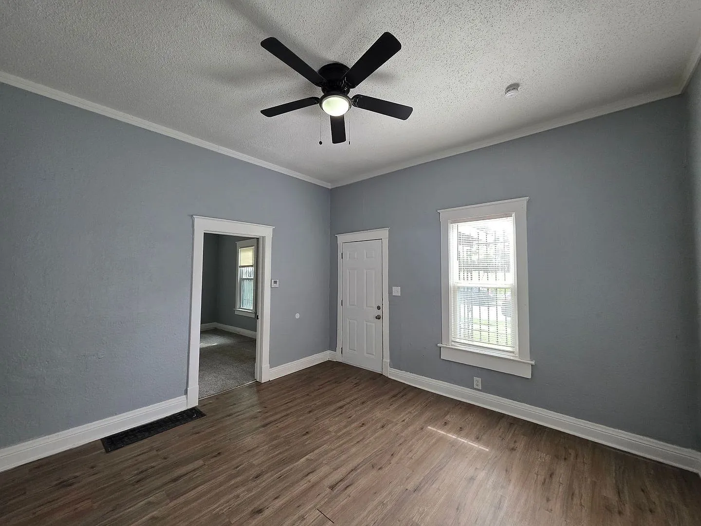 Comfortable 3-Bedroom Home with Private Upstairs Suite — Photo 3