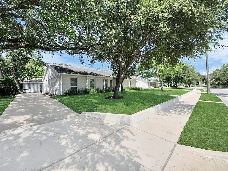 7610 Highmeadow Dr — Photo 3