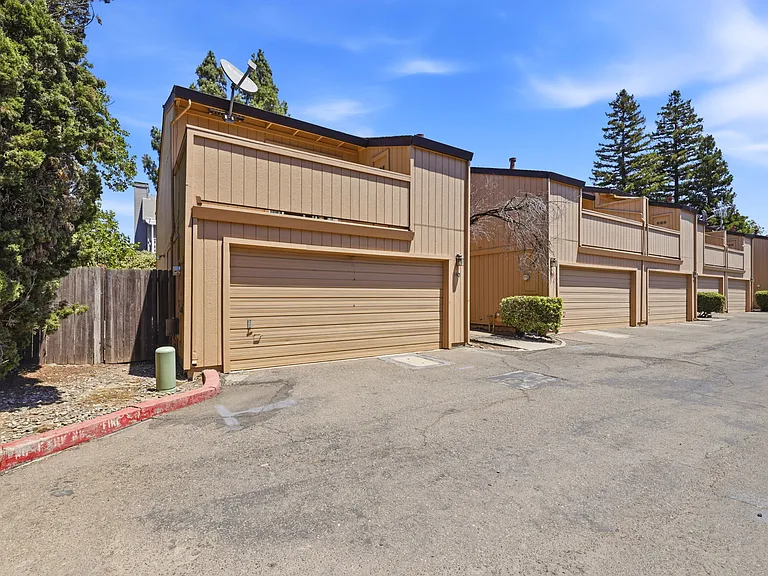 1401 Hood Rd — Photo 3