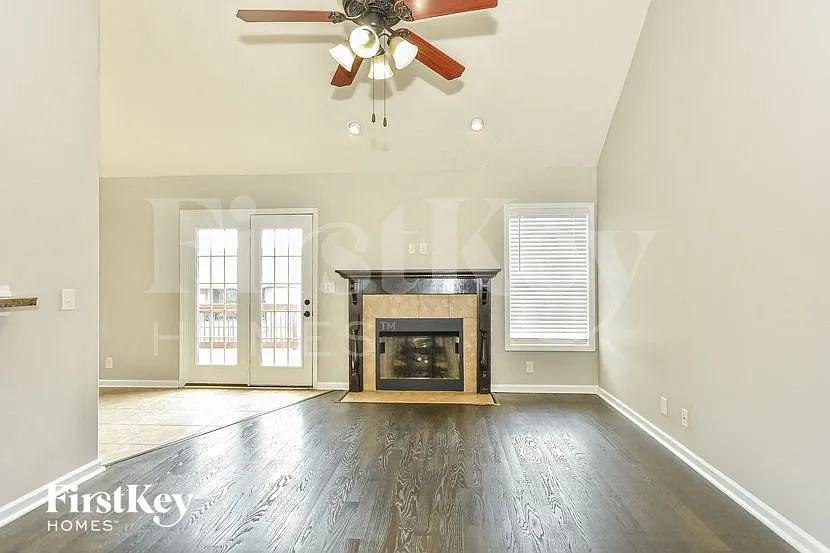4 bed, 2.5 bath, 2572 sqft, $2,165 — Photo 3