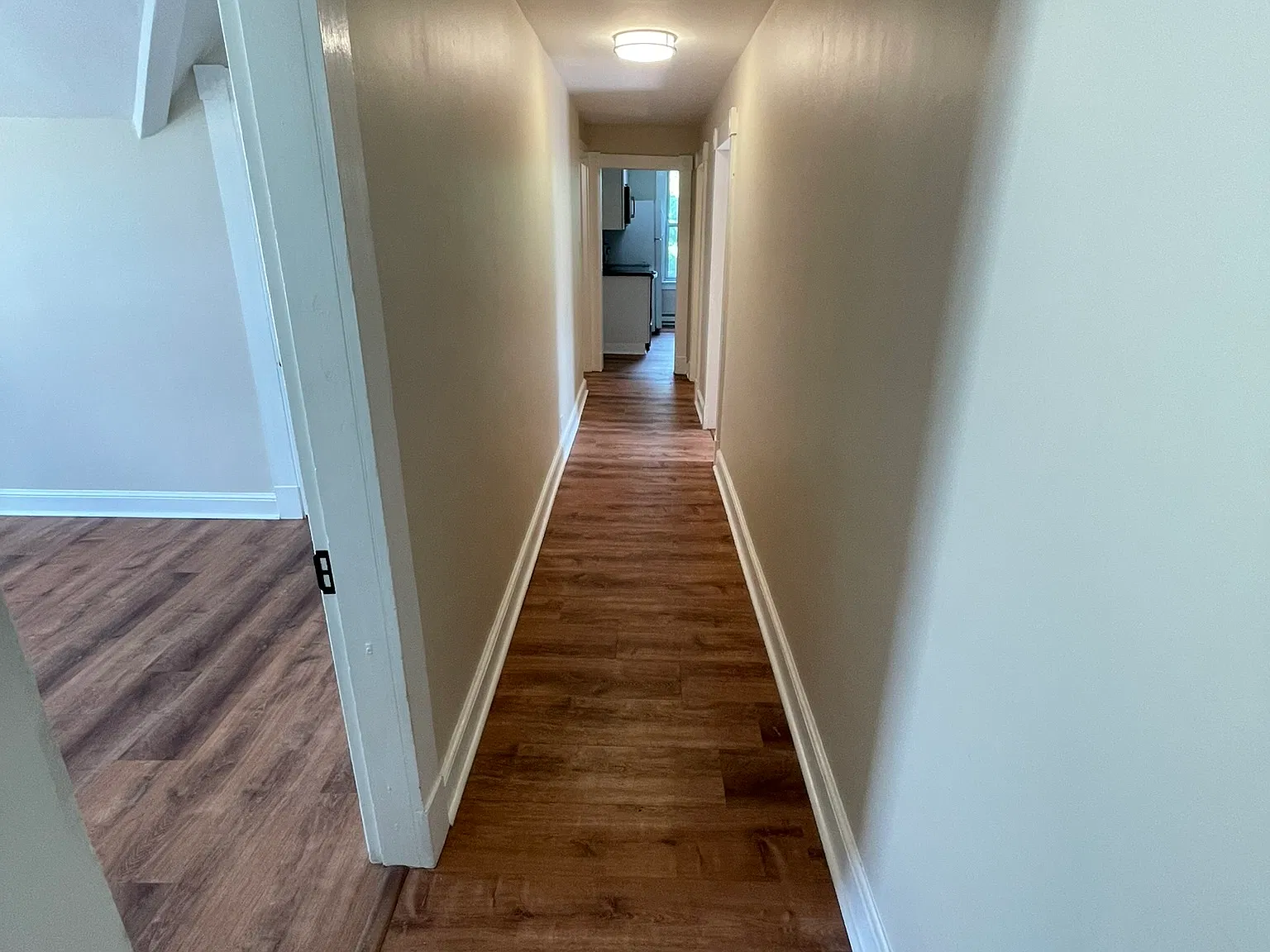 2 bed, 1000 sqft, $1,300 — Photo 4