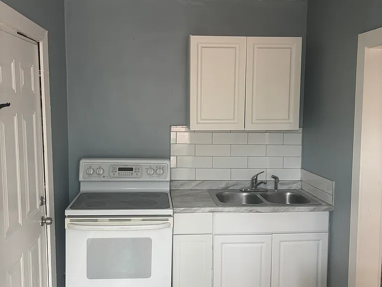 2411 W Grand Blvd #6 — Photo 4