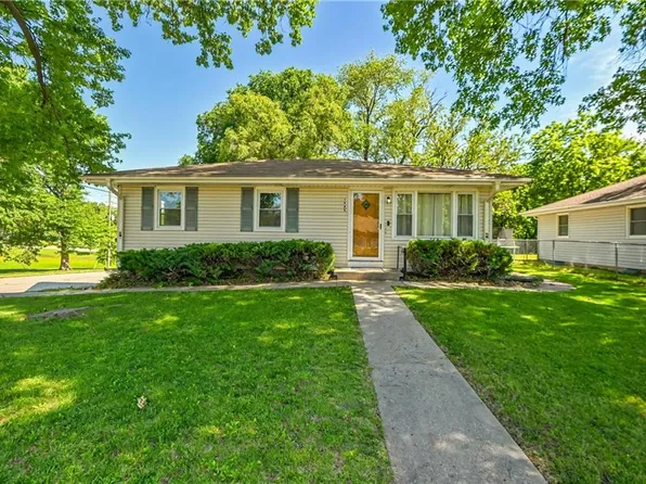1946 Cherokee St, Leavenworth, KS 66048