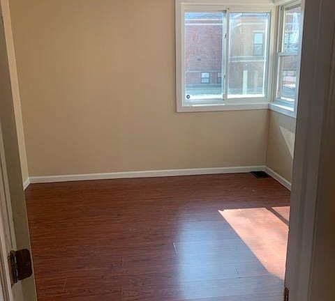 5th image of 13846 S School St