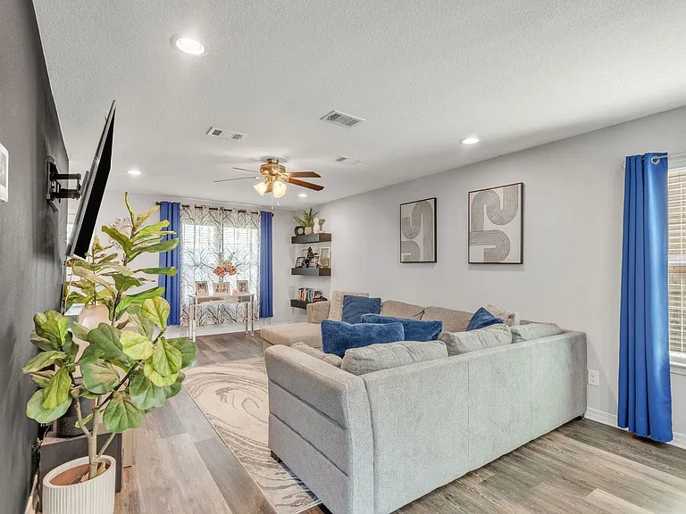 503 Eisenhower Dr — Photo 6