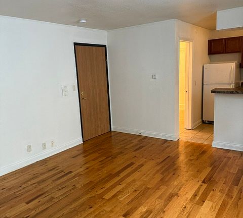 3rd image of 1515 N Farwell Ave