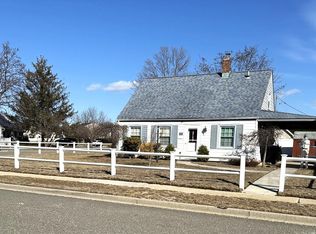 75 Gun Ln, Levittown, NY 11756