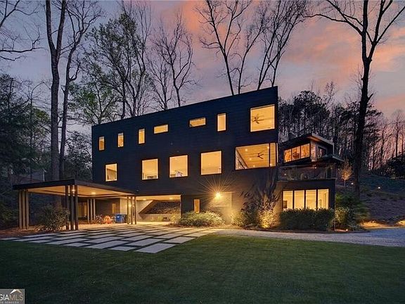 3rd image of 585 Mountain Way NE