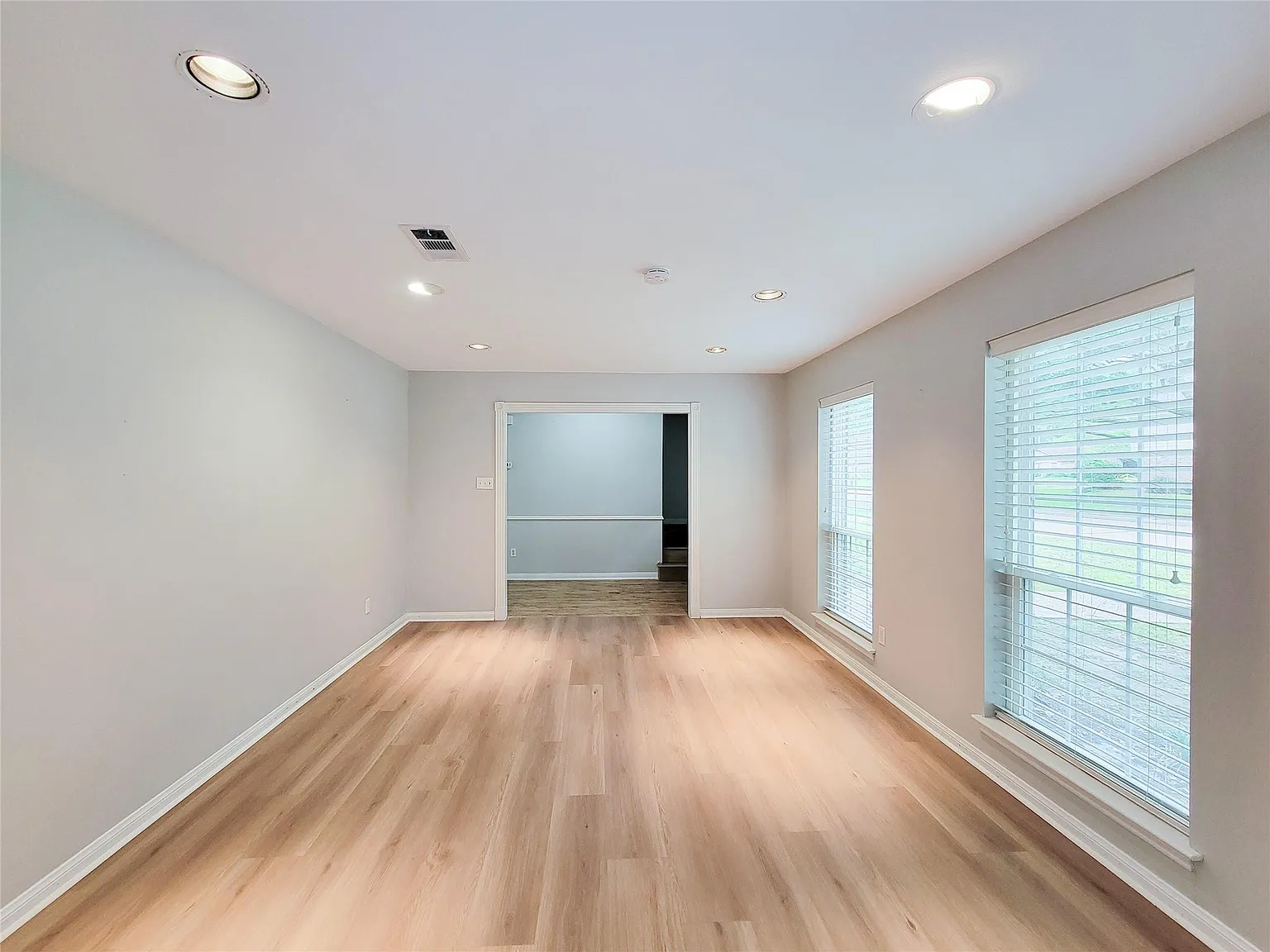 4 bed, 2.5 bath, 2401 sqft, $2,150 — Photo 4