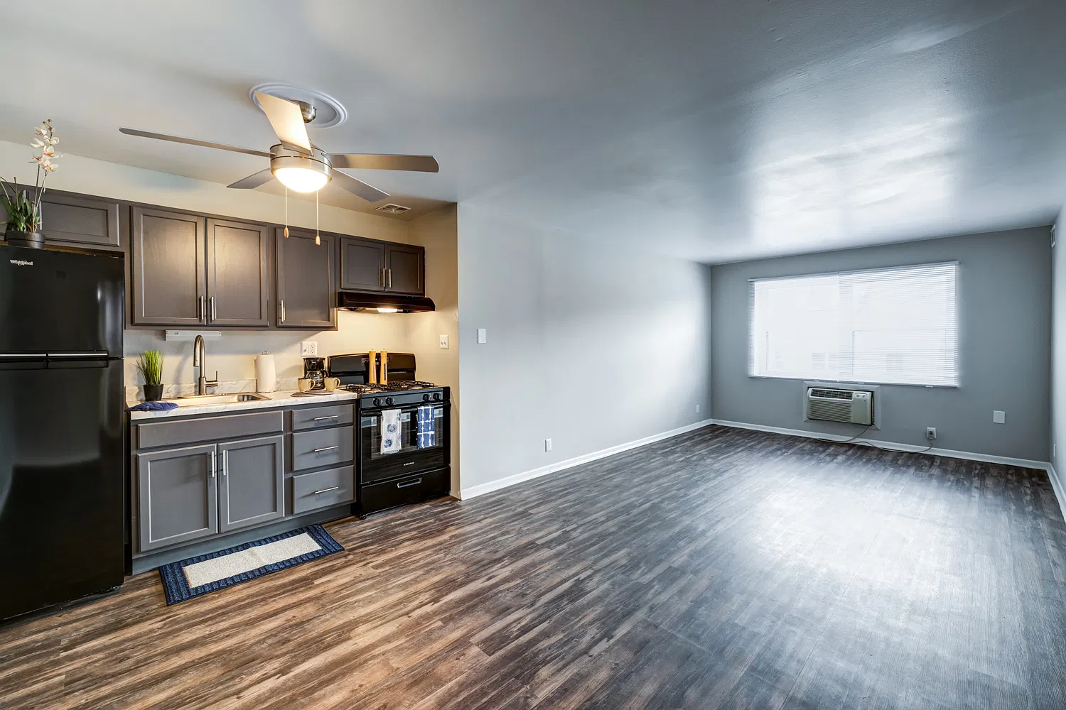 Kingsbury Plaza Apartments — Photo 2