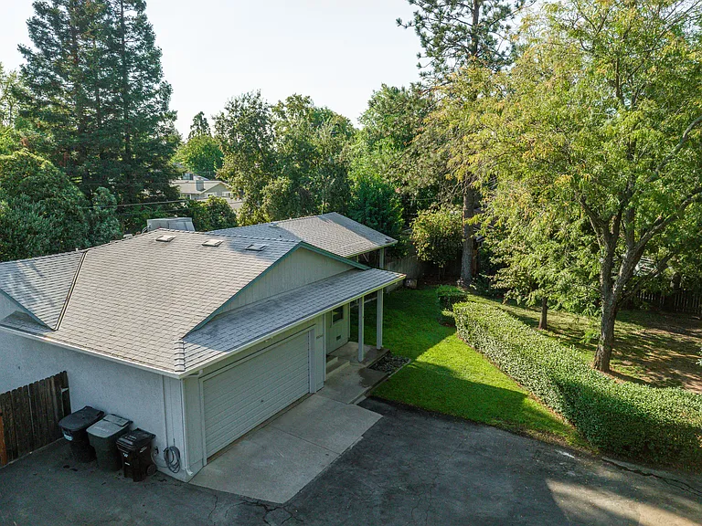 El Camino Duplexes — Photo 24