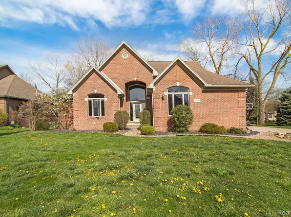 25233 Pleasant Creek Dr, Brownstown, MI 48134