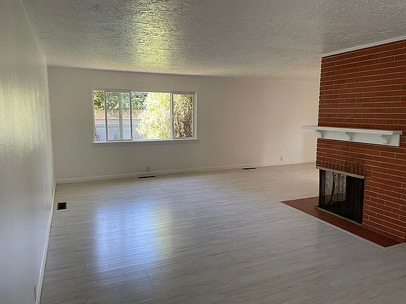 3rd image of 1218 E Brentwood Cir