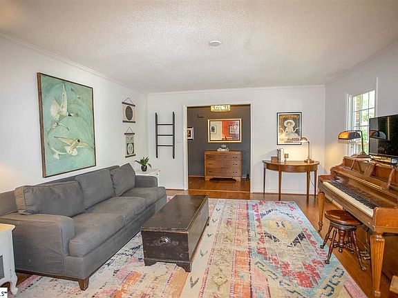 3rd image of 214 Crestwood Dr