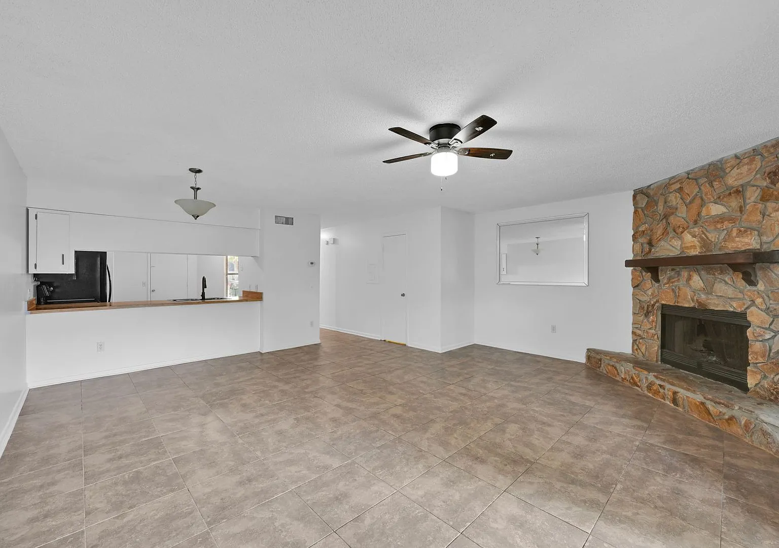 Newly Renovated Beautiful 2 Bedroom Home — Photo 4
