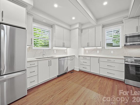 5th image of 923 Henley Pl