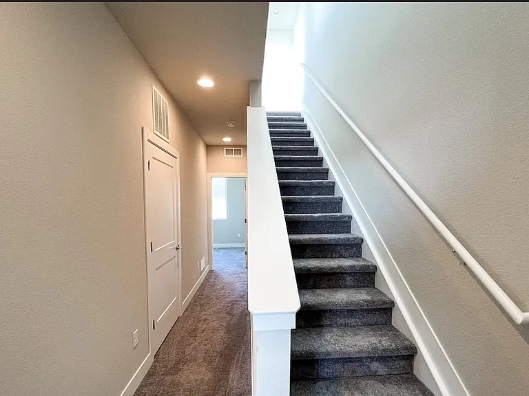 888 S Valentia St — Photo 17