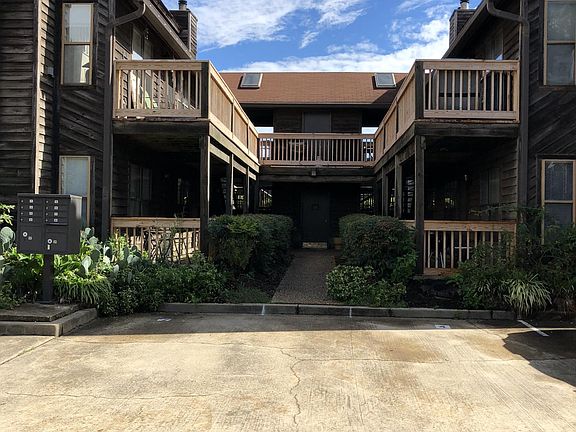 2nd image of 832 Harrington Ave APT 2