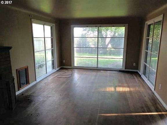 3rd image of 2210 NE 46th St