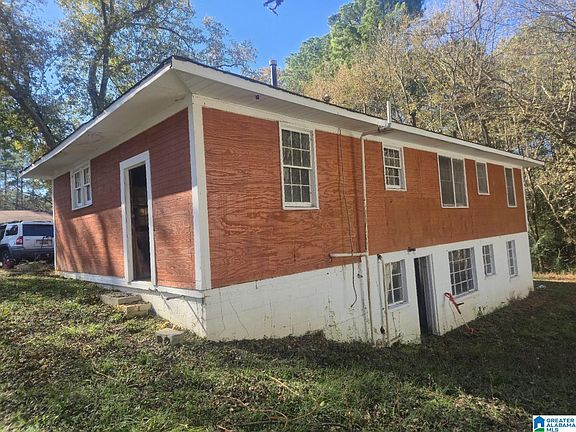 2nd image of 900 Ridge Pl #4