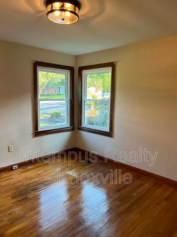 3 bed, 1.0 bath, 1172 sqft, $1,800 — Photo 4