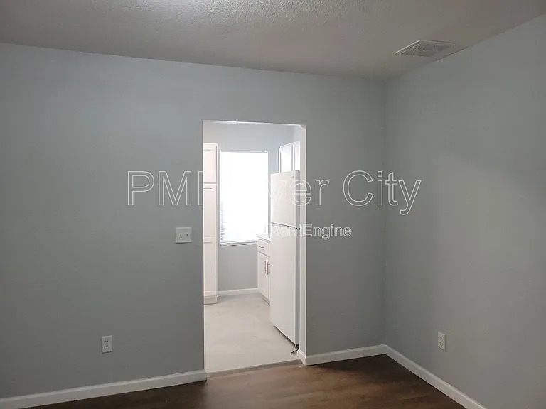 1356 River Hills Cir E — Photo 4