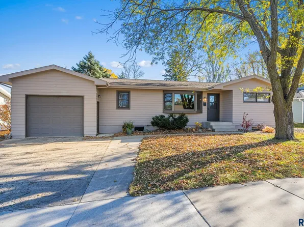 924 N Summit Ave, Madison, SD 57042