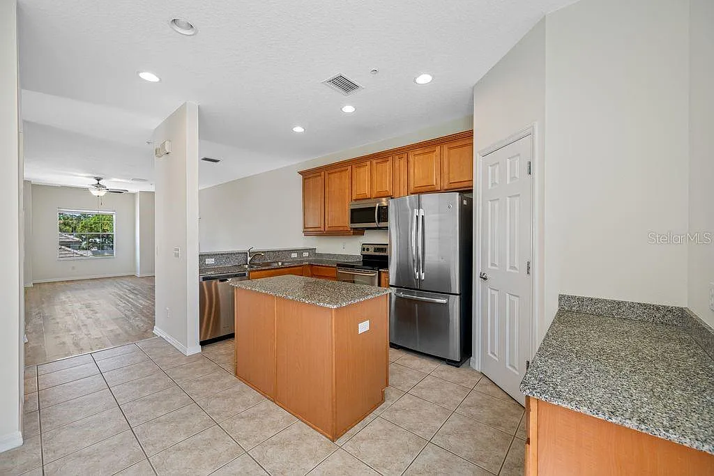 3 bed, 2.5 bath, 1885 sqft, $3,000 — Photo 3