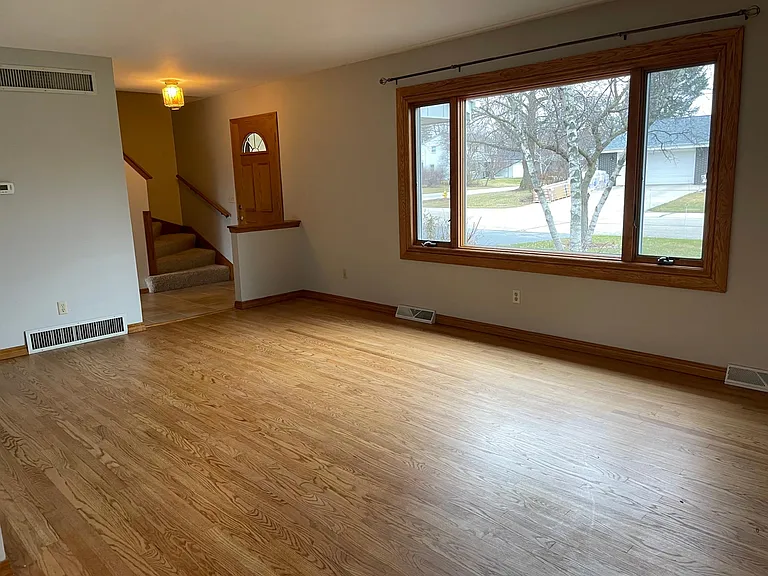 1023 Lexington Dr — Photo 8