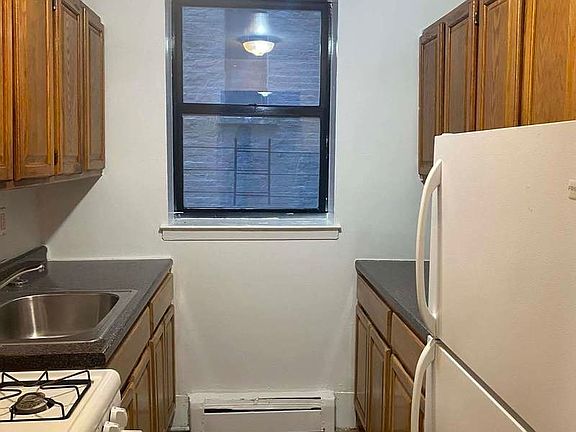 4th image of 1353 Sheridan Ave APT 2H
