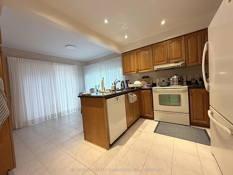 8 Roverdale Ct — Photo 8