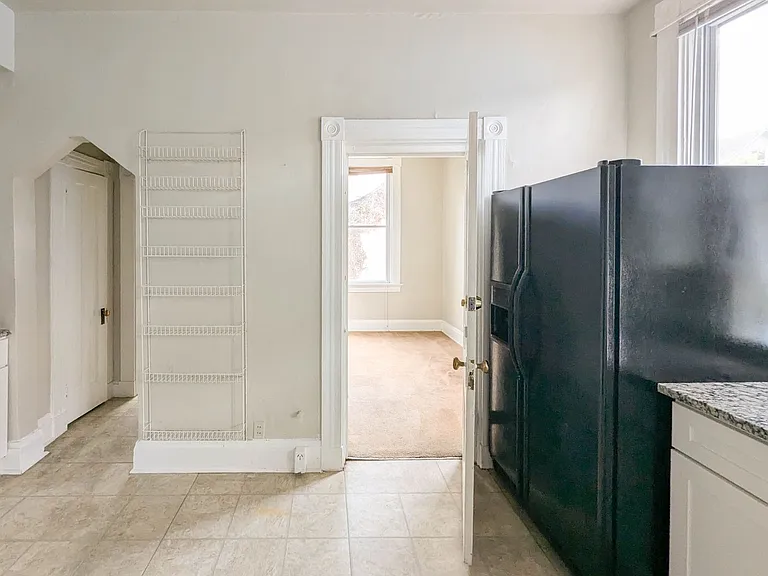 2322 Stratford Apts — Photo 5