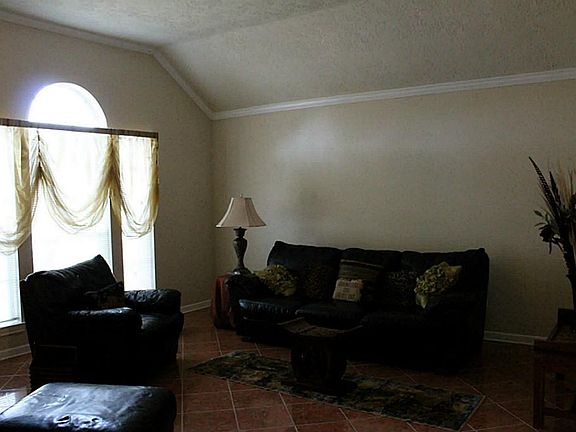 4th image of 810 N Hampton Dr