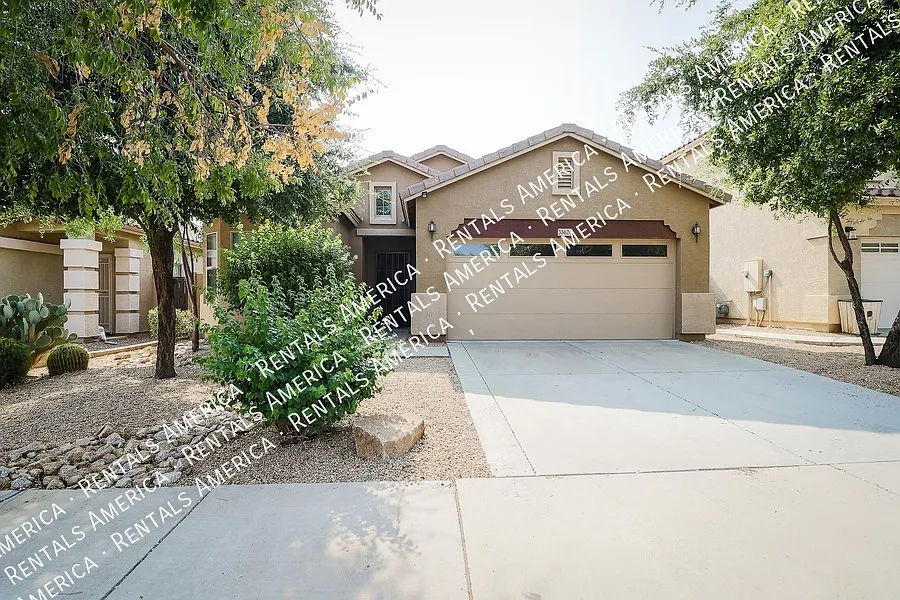 Incredibly Charming Home in Carefree Crossing — Photo 2