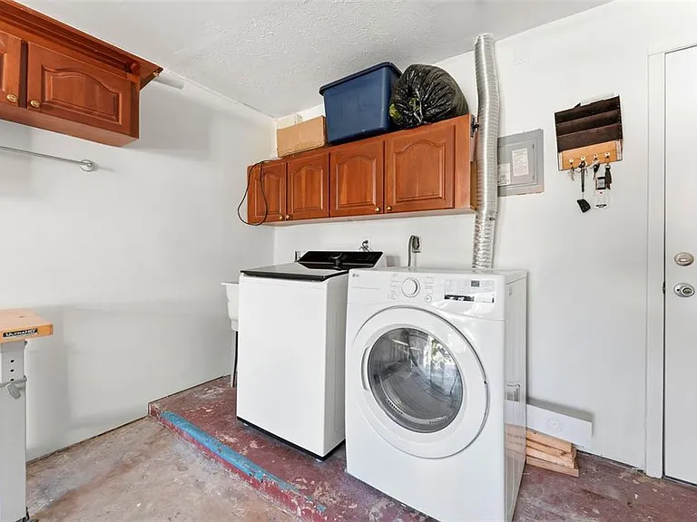105 E Davis Blvd #B — Photo 35