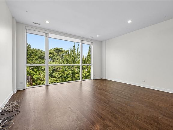 3rd image of 529 N Claremont Ave APT 3