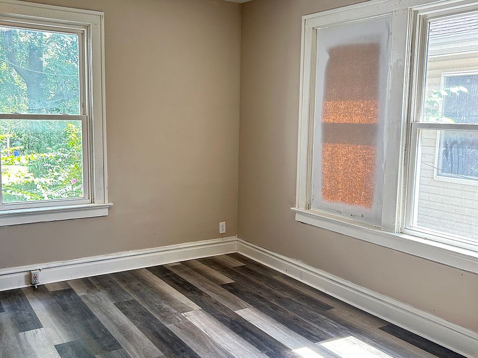 2nd image of 3916 Oakwood Ave