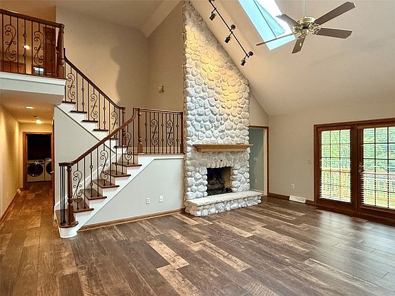 2nd image of 114 Hunters Creek Dr