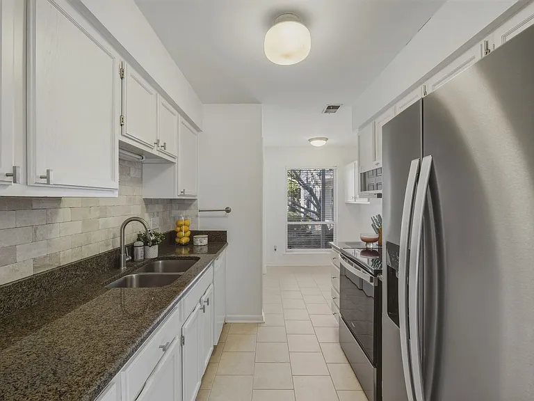 1077 Sardis Cove Dr — Photo 16