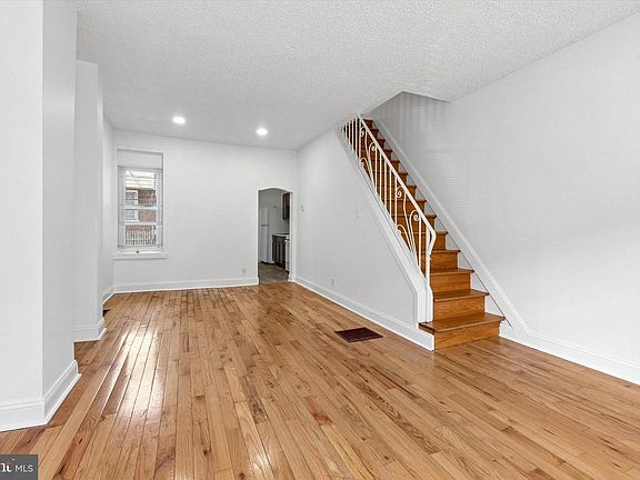 4th image of 2080 E Victoria St